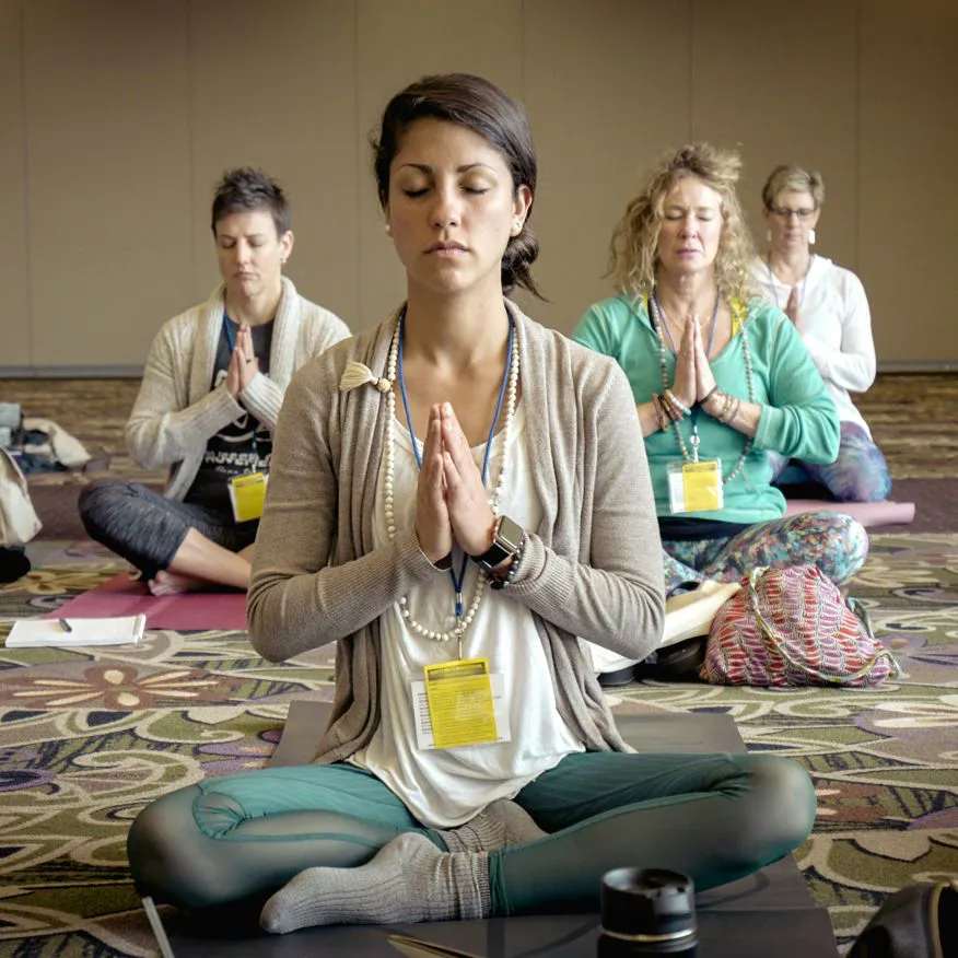 Gruppo di ragazze che meditano